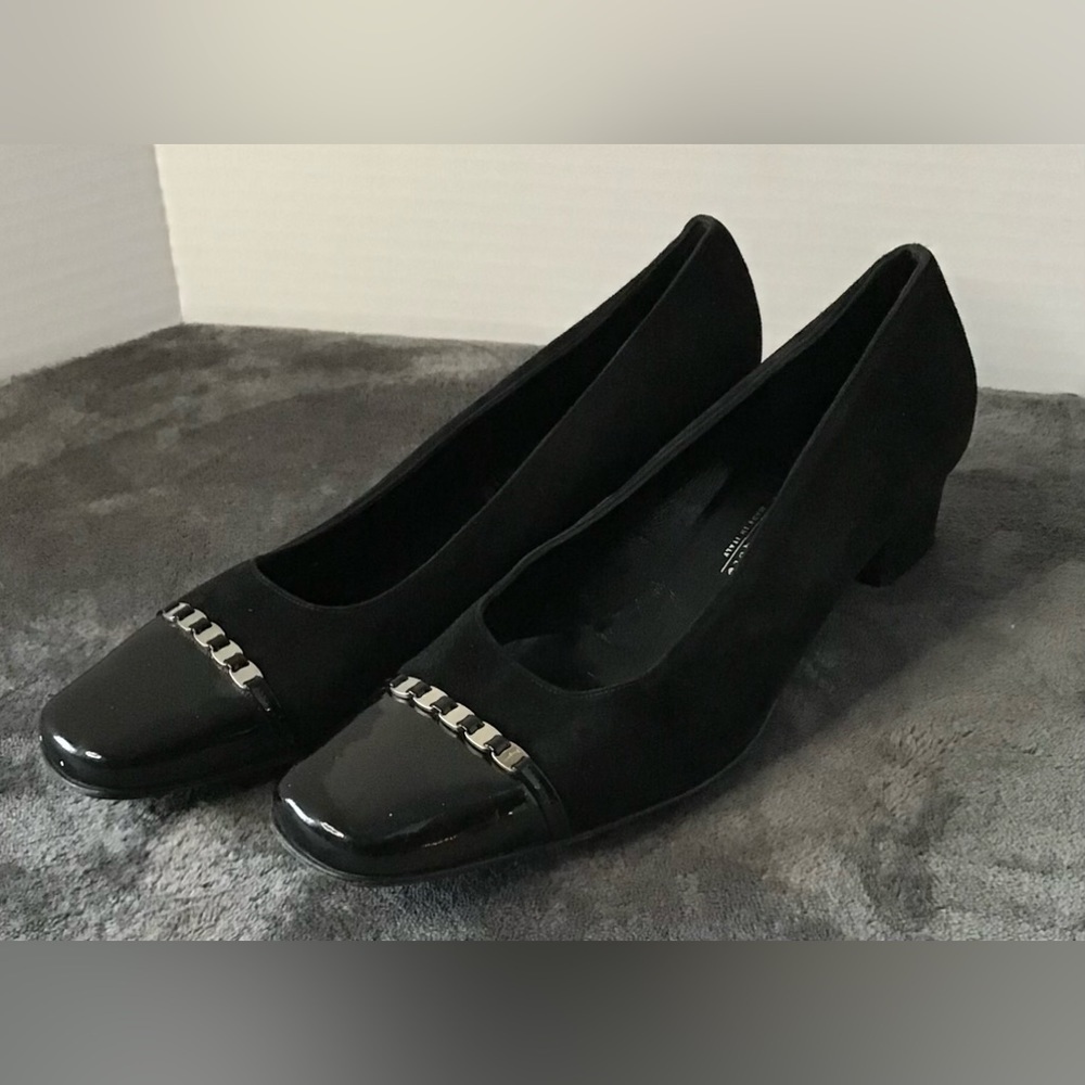 Salvatore Ferragamo Guendy Black Suede Patent made in Italy chain pump sz 6.5